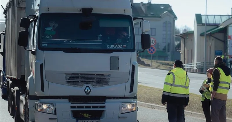 Polşa sərhəd yoxlamalarını bərpa etdi
