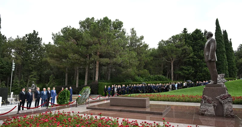 XİN in rəhbər heyəti, diplomatik nümayəndəlik və konsulluqların rəhbərləri Ulu Öndərin məzarını, Şəhidlər xiyabanını və Zəfər parkını ziyarət ediblər