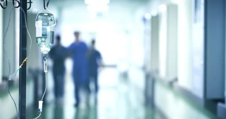 Valideyn nəzarətsizliyi iki körpəni xəstəxanalıq etdi
