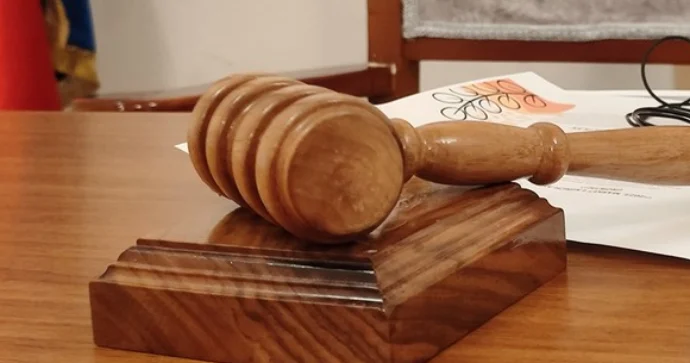 Bakıda çimərlikdə qətl törətməkdə təqsirləndirilən şəxsin məhkəməsi başlayıb