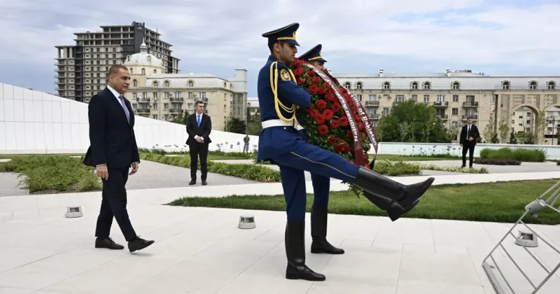 Глава Нацсобрания Пакистана возложил венок к монументу Победы в Баку