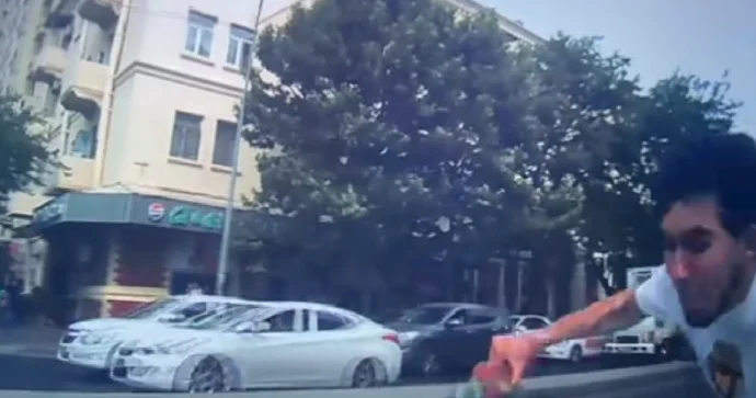Qanunla zarafat edən skuter sürücüsü maşınla üz üzə toqquşdu VİDEO