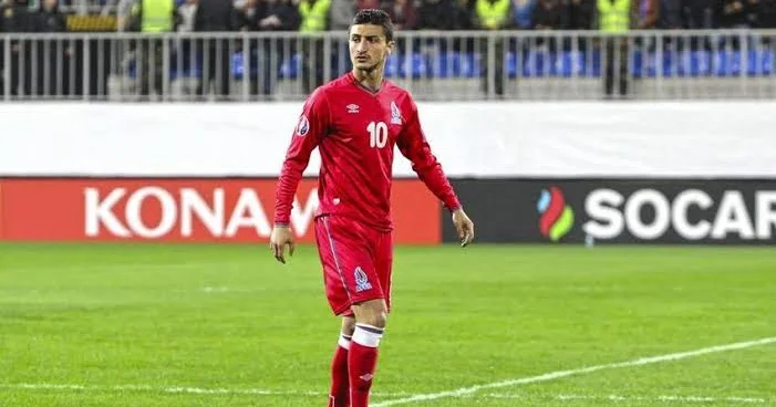 Araz Abdullayev Premyer Liqa klubuna keçdi