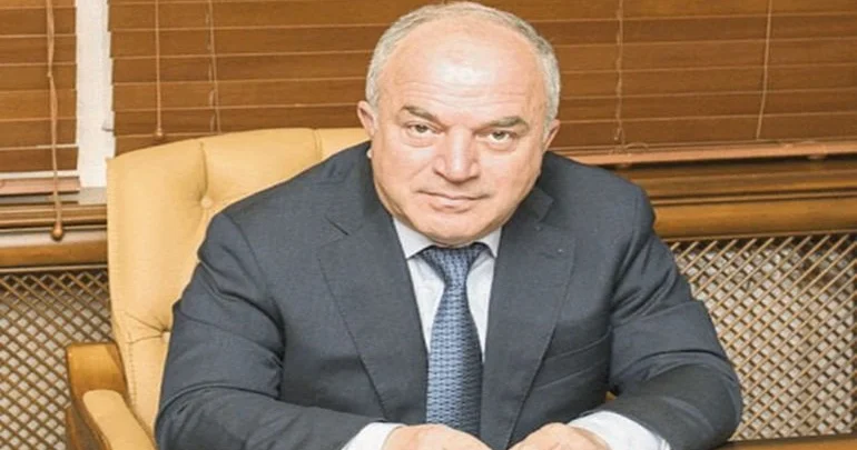 “Azvirt”in rəhbəri Kamil Əliyevin özünə işıqfor qoydurduğu iddiası ilə bağlı şirkətdən AÇIQLAMA