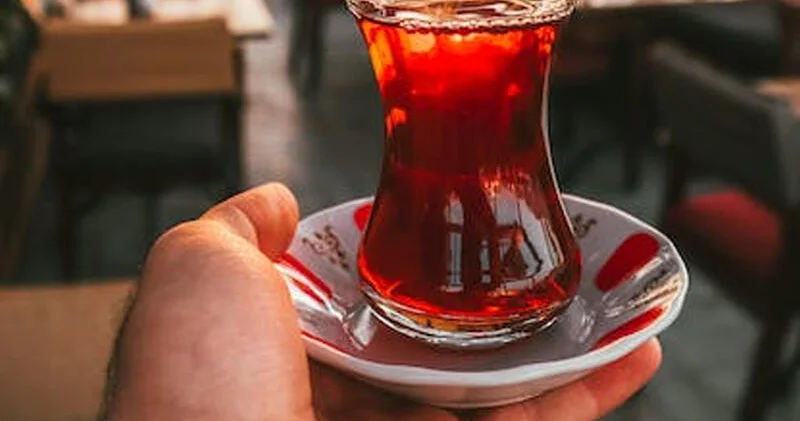 Köhnə çayı içmək sağlamlıq üçün təhlükəlidir