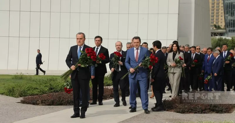 Руководство МИД Азербайджана возложило цветы к памятнику Победы ФОТО