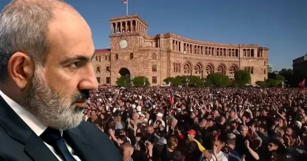Paşinyanın əleyhdarları ona yumruq silkələyir