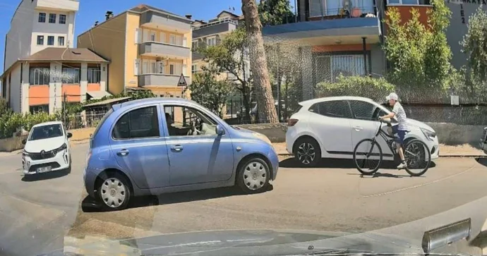 Yolayrıcında qəzaya düşən avtomobil velosiped sürən uşağa çırpıldı VİDEO