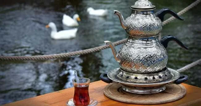 Şərqdən gələn ənənə, milli mədəniyyətin elementi... Armudu stəkanda çay içmək faydalıdırmı? Video