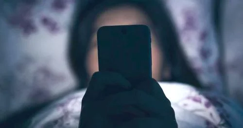 Telefondan gələn işıq yuxuya necə təsir edir? Həkim izah edir