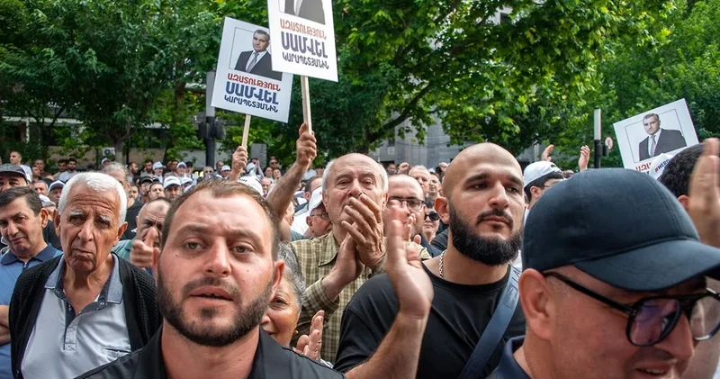 Paşinyana əzələ nümayişi və... RAKURS