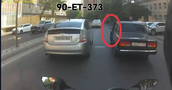 Üç kobud qayda pozan sürücü qapını açıb görün nə etdi VİDEO