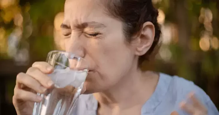 Sərinləmək üçün buzlu yox, isti su için Səbəbləri sizi təəccübləndirəcək