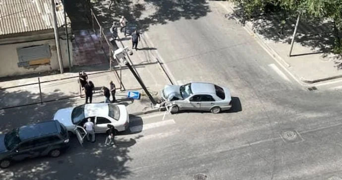 Bakıda üç maşın bir birinə girdi, təhlükəsizlik kamerası qırıldı FOTO