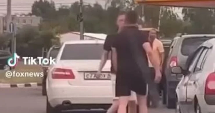 Rusiyada “yanacaq döyüşləri” başladı Növbələrdə əlbayaxa döyüşlər + VİDEO