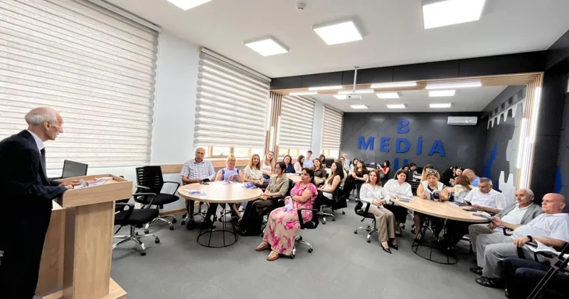 BDU da uşaqların sosial mediada təhlükəsizliyi ilə bağlı yeni qaydalar və yeni dərslik müzakirə olundu FOTO
