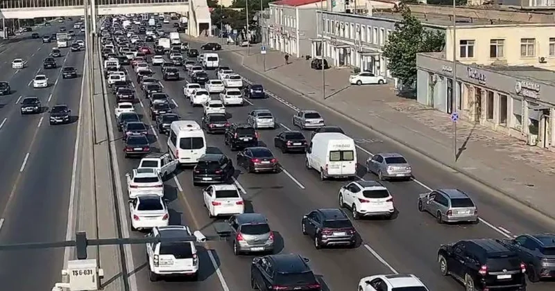 В Баку наблюдаются заторы на основных дорогах