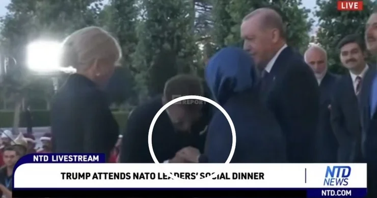 Makron Ərdoğanın xanımının əlini öpmək istədi Türkiyədə maraqlı anlar + VİDEO