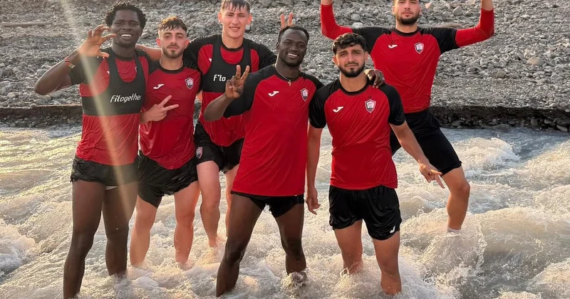 “Qəbələ”nin futbolçuları çaya girdi Fotolar