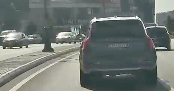 Siqaret kötüyünü maşının pəncərəsindən yola atdı 77 UG 740 VİDEO