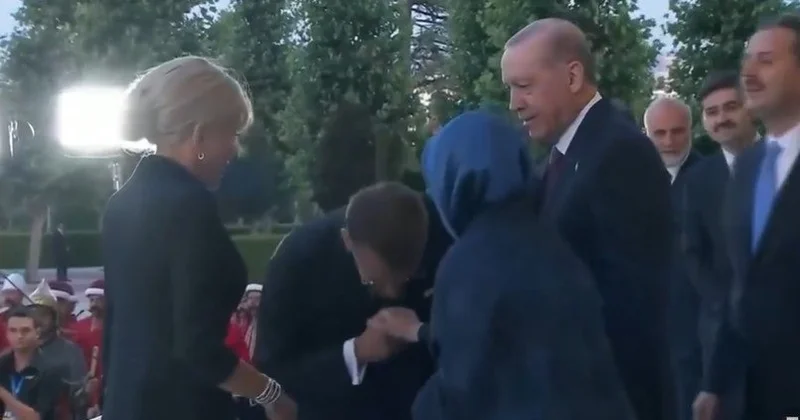 Əminə Ərdoğanın əlini öpmək istəyən Makron pis vəziyyətdə qaldı VİDEO