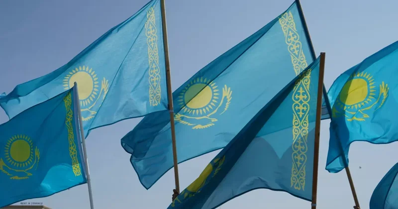 Казахстанцев обязали вешать флаг под градусом
