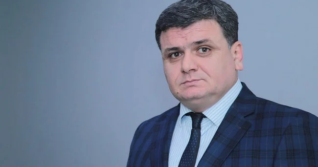 Maşın sürəndə əli ayağı bayıra çıxarmaq olar?
