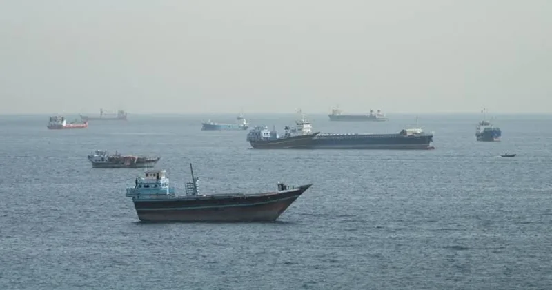 Hörmüz boğazında vurulan Qətərə məxsus tanker partlamaq təhlükəsi ilə üz üzədir
