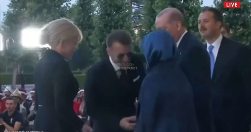 Makron yenə özünü gülünc vəziyyətə saldı VİDEO