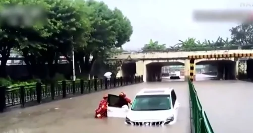 Çində xəstəxananı su basdı