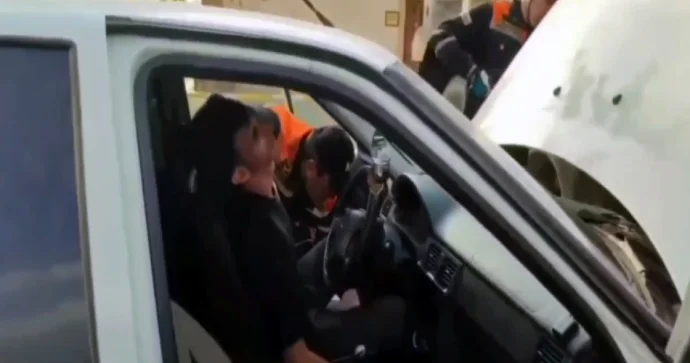 Qəza zamanı deformasiyaya uğramış avtomobildən “zərərçəkmişlər” xilas edildi FOTO