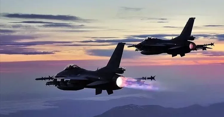 Qırıcı təyyarə okeana çırpılıb: Pilot sağ qalıb