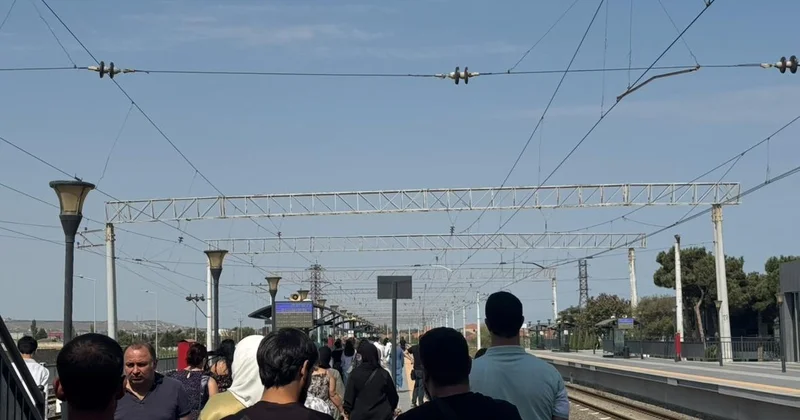 Bakı Pirşağı Sumqayıt qatarı 30 dəqiqədən artıüdır gecikir Sərnişinlər narazıdır