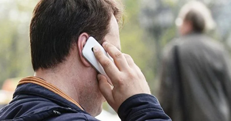 Zəng etmək bəhanəsi ilə telefonunu və qızıllarını alıb qaçdı
