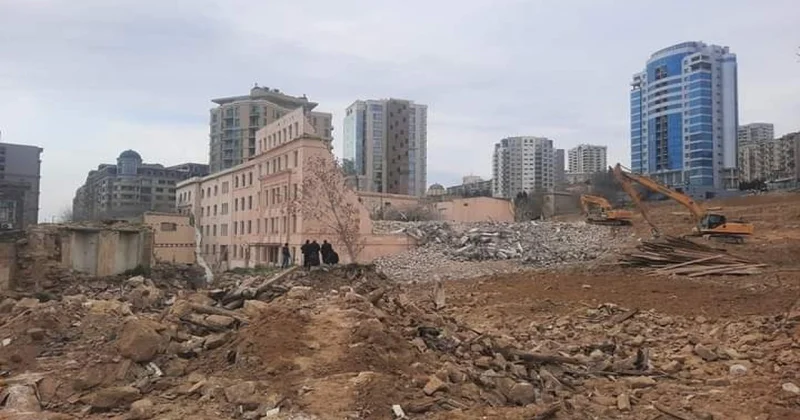“Sovetski”də qəzalı binaların söküntüsünə başlanılıb