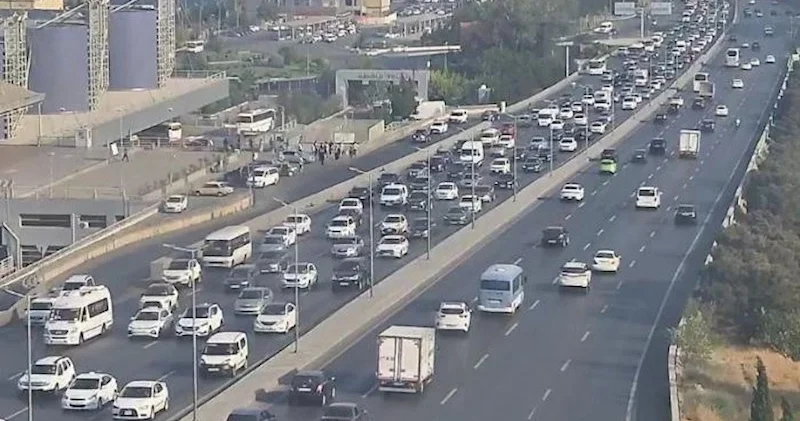 Bəzi yollarda tıxac var