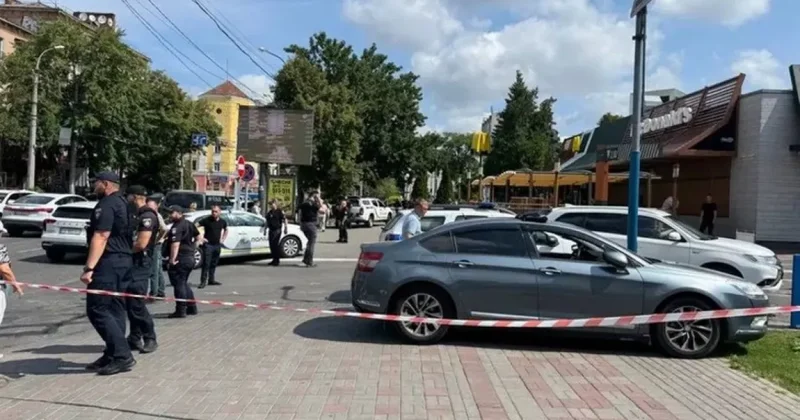 В Украине мужчина с оружием захватил McDonald s
