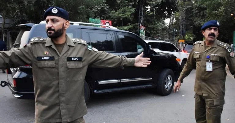Pakistanda polis avtomobili partladıldı ölənlər var