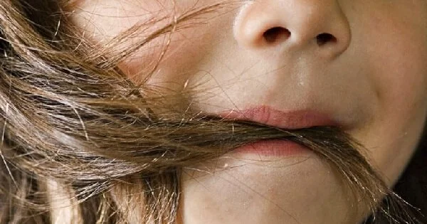 Uşaqlar niyə saç yeyir? Pediatrdan AÇIQLAMA