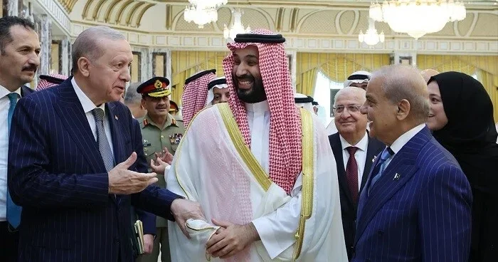 Məkkədə tarixi imza: Pul, PUA və atom bombası birləşir