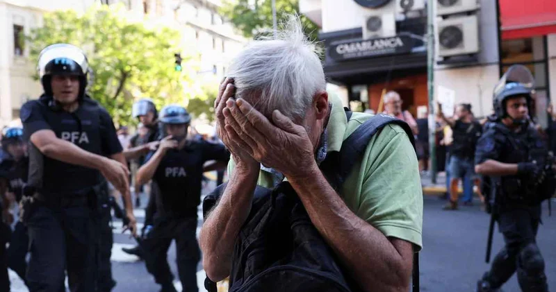 Argentinanın paytaxtı Buenos Ayresdə nümayişçilərlə polis arasında toqquşmalar baş verən etiraz aksiyası zamanı azı beş nəfər xəsarət alıb.