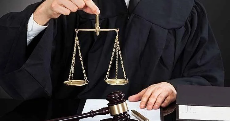 Hansı hallarda vəkil xidmətinin pulunu dövlət ödəyir? Qanun nə deyir?