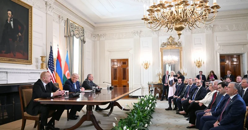 И перо оказалось в наших руках… Двести лет его держали чужие наша публицистика