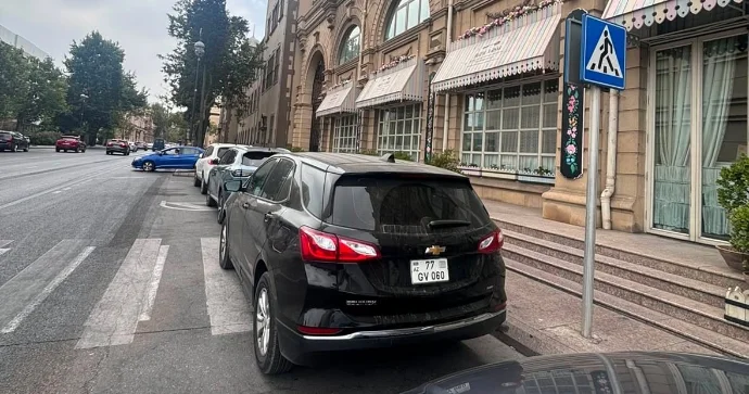 Piyada keçidini zəbt etdi, əngəlli şəxsi yola çıxmağa məcbur qoydu FOTO