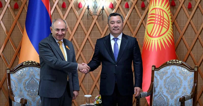 Sadır Japarov Paşinyanla görüşüb