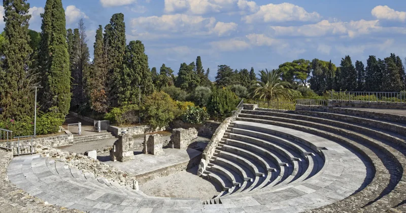 Turistlərin ziyarət etdiyi qədim Roma teatrının saxta imiş