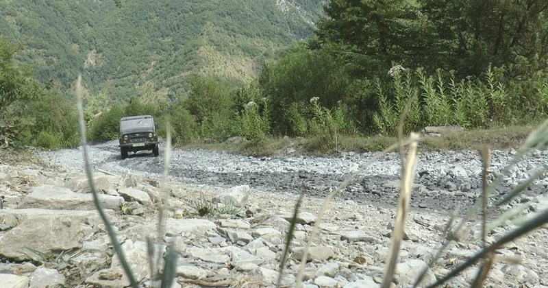 Girişi pullu edilən İlisu şəlaləsinə qalxan yol bərbad vəziyyətdədir (Video)