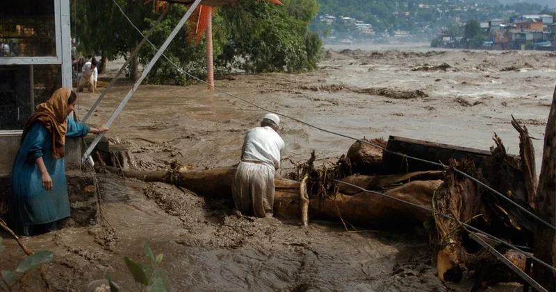 Şiddətli yağışlar Pakistanda 150 dən çox can aldı, 73 ü uşaqdır