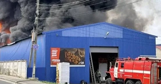 В Брянске загорелся склад с автомобильными маслами и красками: четверо пострадавших
