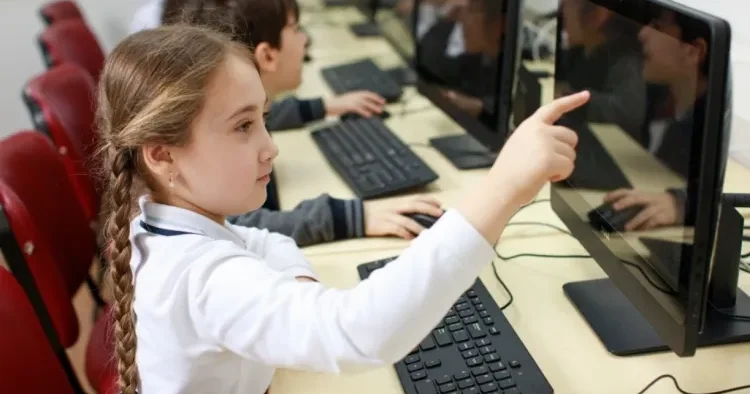 Bu məktəblərə kompüter PAYLANILDI